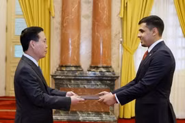 Chủ tịch nước Võ Văn Thưởng tiếp nhận Quốc thư của Đại sứ Venezuela Juan Carlos Fernandes Juarez. (Ảnh: Thống Nhất/TTXVN)