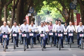 Thủ tướng Phạm Minh Chính cùng Thủ tướng Hà Lan Mark Rutte đạp xe trên phố Phan Đình Phùng. (Ảnh: Dương Giang/TTXVN)