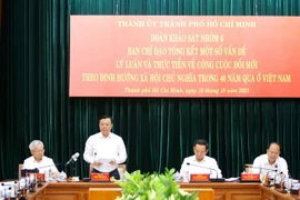 Ông Đinh Tiến Dũng, Ủy viên Bộ Chính trị, Bí thư Thành ủy Hà Nội, Trưởng Đoàn Khảo sát Nhóm 6 Ban Chỉ đạo Trung ương phát biểu tại hội nghị. (Ảnh: Thanh Vũ/TTXVN)
