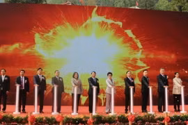 Đại biểu Việt Nam và Trung Quốc ấn nút thông quan Cửa khẩu Quốc tế Trà Lĩnh-Long Bang. (Ảnh: TTXVN phát)
