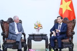 Phó Thủ tướng Lê Minh Khái tiếp Giám đốc điều hành Công ty Warburg Pincus (Hoa Kỳ) Charles R. Kaye. (Ảnh: An Đăng/TTXVN)