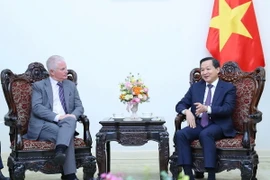 Phó Thủ tướng Lê Minh Khái tiếp Giám đốc điều hành Công ty Warburg Pincus (Hoa Kỳ) Charles R. Kaye. (Ảnh: An Đăng/TTXVN)