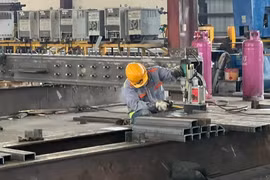 Công nhân trong giờ làm việc tại Công ty Cổ phần Kết cấu Thép Minh Trị, Khu Công nghiệp Mỹ Xuân 2, thị xã Phú Mỹ, tỉnh Bà Rịa-Vũng Tàu. (Ảnh: Hoàng Nhị/TTXVN)