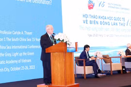 Giáo sư Carl Thayer, Đại học New South Wales, Australia, phát biểu tham luận tại Hội thảo. (Ảnh: Xuân Khu/TTXVN)