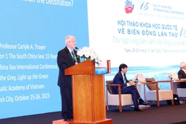 Giáo sư Carl Thayer, Đại học New South Wales, Australia, phát biểu tham luận tại Hội thảo. (Ảnh: Xuân Khu/TTXVN)