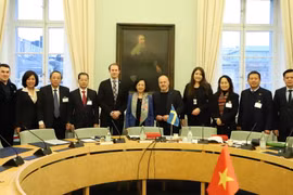 Bà Trương Thị Mai làm việc với Phó Chủ nhiệm Ủy ban Đối ngoại Quốc hội Thụy Điển Morgan Johansson (thứ 5, từ phải sang). (Ảnh: Mạnh Hùng/TTXVN)