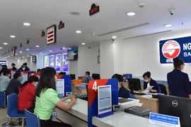 Giao dịch tại SCB. (Ảnh: CTV/Vietnam+)