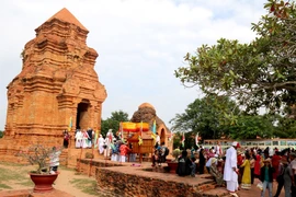 Nghi lễ rước y trang Nữ thần Pô Sah Inư lên nhóm đền tháp chính Pô Sah Inư. (Ảnh: Nguyễn Thanh/TTXVN)