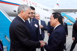 Phó Chủ tịch Quốc hội Nguyễn Khắc Định đón Chủ tịch Duma Quốc gia Quốc hội Liên bang Nga V.V. Volodin tại Sân bay Quốc tế Nội Bài. (Ảnh: Phạm Kiên/TTXVN)