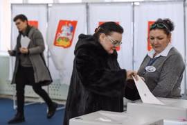 Cử tri Nga bỏ phiếu bầu cử Tổng thống năm 2018. (Nguồn: AFP/TTXVN)