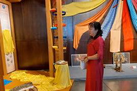 Không gian giới thiệu tinh hoa làng nghề dệt lụa Vạn Phúc. (Ảnh: Đinh Thuận/TTXVN)