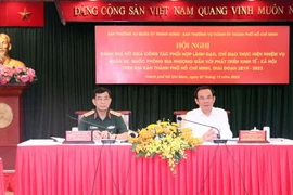 Đại tướng Phan Văn Giang (trái), Ủy viên Bộ Chính trị, Phó Bí thư Quân ủy Trung ương, Bộ trưởng Bộ Quốc phòng và Ủy viên Bộ Chính trị, Bí thư Thành ủy Thành phố Hồ Chí Minh Nguyễn Văn Nên (phải) đồng chủ trì Hội nghị. (Ảnh: Xuân Khu/TTXVN)