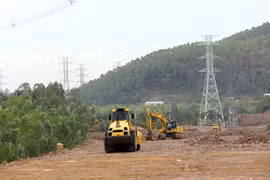 Thi công Tuyến Cao tốc Quy Nhơn-Chí Thạnh. (Ảnh: Huy Hùng/TTXVN)