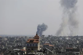 Khói bốc lên sau cuộc không kích của Israel xuống Dải Gaza ngày 7/10. (Ảnh: THX/TTXVN)