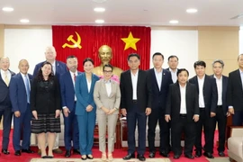 Lãnh đạo tỉnh và Đoàn Công tác chính quyền bang Oregon chụp ảnh lưu niệm. (Nguồn: Báo Bình Dương)
