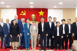 Lãnh đạo tỉnh và Đoàn Công tác chính quyền bang Oregon chụp ảnh lưu niệm. (Nguồn: Báo Bình Dương)