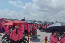 Nhiều công nhân dừng việc tập thể sau giờ ăn trưa 2/10. (Nguồn: Công Thương)