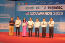 Các cá nhân được vinh danh lãnh đạo Chuyển đổi Số tiêu biểu năm 2023. (Ảnh: Quân Trang/TTXVN)