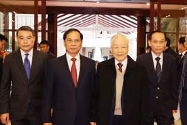 Tổng Bí thư Nguyễn Phú Trọng và các đại biểu tham quan trưng bày ảnh về Ngoại giao Việt Nam. (Ảnh: Trí Dũng/TTXVN)