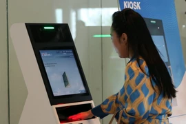 Hành khách làm thủ tục cho chuyến bay bằng hệ thống tự động Self check-in kiosk ở Nhà ga Quốc tế Đà Nẵng. (Ảnh: Trần Lê Lâm/TTXVN)