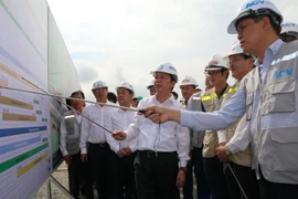 Phó Thủ tướng Trần Hồng Hà kiểm tra tại công trường Sân bay Long Thành. (Ảnh: Công Phong/TTXVN) 