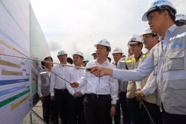 Phó Thủ tướng Trần Hồng Hà kiểm tra tại công trường Sân bay Long Thành. (Ảnh: Công Phong/TTXVN) 