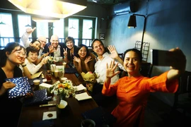 Sau buổi nói chuyện, Thủ tướng Vương quốc Hà Lan Mark Rutte cùng những người bạn Việt Nam chụp ảnh selfie. (Ảnh: Lâm Khánh/TTXVN)