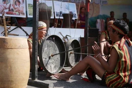 Các nghệ nhân của dân tộc Dơ Năm, tỉnh Kom Tum, trình diễn nhạc cụ truyền thống tại không gian trưng bày của Ngày hội. (Ảnh: Quý Trung/TTXVN)