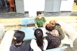 Công an hướng dẫn bị hại viết đơn trình báo trong một vụ vỡ hụi. (Nguồn: TTXVN)