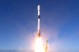 Tên lửa đẩy Falcon 9 mang theo vệ tinh trinh sát quân sự của Hàn Quốc rời bệ phóng. (Ảnh: AFP/TTXVN)