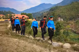 Trai gái Sán Chỉ đi hát Soóng Cọ. (Nguồn: Báo Quảng Ninh)