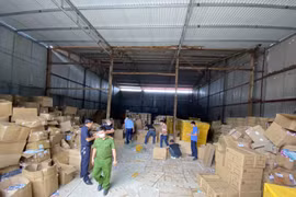 Lực lượng chức năng kiểm tra hàng hóa. (Nguồn: Cục Quản lý Thị trường tỉnh Bắc Ninh)