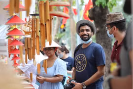 Du khách quốc tế tham quan Hà Nội. (Ảnh: Thanh Tùng/TTXVN)