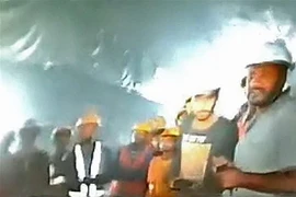 Hình ảnh đầu tiên về các công nhân bị mắc kẹt trong đường hầm đường cao tốc bị sập tại bang Uttarakhand, Ấn Độ, ngày 21/11/2023. (Ảnh: AFP/TTXVN)