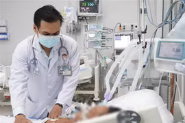 Bệnh nhân T. được các bác sỹ tại khoa Bệnh Nhiệt đới, Bệnh viện Chợ Rẫy (Thành phố Hồ Chí Minh) thăm khám, chữa trị. (Ảnh: TTXVN phát)