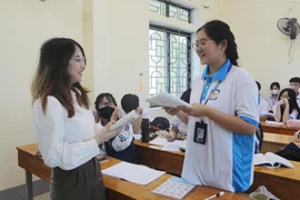 Cô giáo Hồ Hải Ngọc, giáo viên môn Tiếng Nga, là 1 trong 4 giáo viên trúng tuyển theo Nghị định 140 vào giảng dạy tại Trường Trung học Phổ thông Chuyên Phan Bội Châu, Nghệ An. (Ảnh: Bích Huệ/TTXVN)