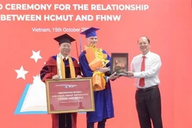 Phó Bí thư Thành ủy Thành phố Hồ Chí Minh Nguyễn Hồ Hải trao tặng tượng trưng công trình thanh niên 'Tủ sách Việt Nam' cho Giáo sư, tiến sỹ Andreas Hinz, Giám đốc Chương trình MBA của Khoa Kinh doanh, Đại học Khoa học Ứng dụng và Nghệ thuật Tây Bắc Thụy S