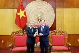 Lãnh đạo Ủy ban Nhân dân tỉnh Lạng Sơn và lãnh đạo Chính phủ Nhân dân Khu Tự trị Dân tộc Choang Quảng Tây (Trung Quốc) trao tặng vật phẩm lưu niệm. (Ảnh: Quang Duy/TTXVN)