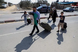 Người dân sơ tán khỏi Gaza qua cửa khẩu Rafah để vào Ai Cập, ngày 1/11/2023. (Ảnh: THX/TTXVN)