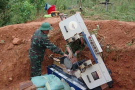 Lực lượng của Bộ Chỉ huy Quân sự tỉnh Quảng Trị tiến hành xử lý an toàn quả bom lớn. (Ảnh: TTXVN phát)