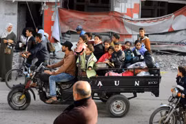 Người dân sơ tán tránh xung đột tại Khan Younis, Dải Gaza, ngày 1/12. (Ảnh: THX/TTXVN)