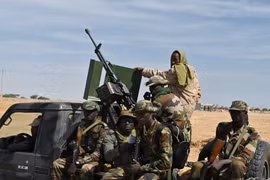 Binh sỹ Niger tuần tra tại khu vực bên ngoài sân bay Diffa, đông nam Niger, ngày 23/12/2020. (Ảnh: AFP/TTXVN)