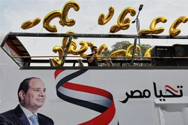 Hình ảnh Tổng thống Ai Cập Abdel Fattah El-Sisi được in trên áp phích vận động tranh cử ở thành phố Giza, ngày 2/10. (Ảnh: AFP/TTXVN)