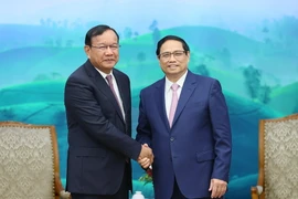 Thủ tướng Phạm Minh Chính tiếp Trưởng Ban Đối ngoại Trung ương Đảng Nhân dân Campuchia Prak Sokhonn. (Ảnh: Dương Giang/TTXVN)