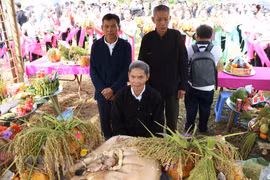 Chủ tế thực hiện nghi thức cúng thần linh, cầu phúc và tạ ơn để kết thúc phần lễ. (Ảnh: Nguyễn Oanh/TTXVN)