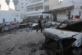 Cảnh tàn phá sau vụ không kích của Israel vào bệnh viện Al-Ahli ở Dải Gaza, ngày 18/10. (Ảnh: THX/TTXVN)