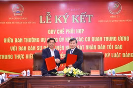 Ông Nguyễn Văn Thể và ông Lê Minh Trí đại diện hai đơn vị ký kết Quy chế phối hợp. (Ảnh: Văn Điệp/TTXVN)