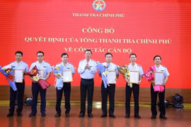 Tổng Thanh tra Chính phủ Đoàn Hồng Phong trao quyết định luân chuyển, điều động, bổ nhiệm đối với các cán bộ cấp Vụ trưởng và tương đương. (Nguồn: Báo Thanh tra)