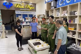 Khám xét cơ sở kinh doanh linh kiện, phụ kiện điện thoại của Hoàng Văn Cường. (Ảnh: TTXVN phát)