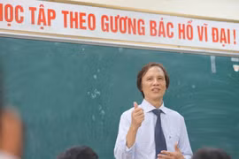 Nhà giáo Ưu tú Bùi Văn Phúc, Phó Hiệu trưởng Trường THPT Chuyên Hà Nội-Amsterdam trong một giờ lên lớp. (Ảnh: Thanh Tùng/TTXVN)
